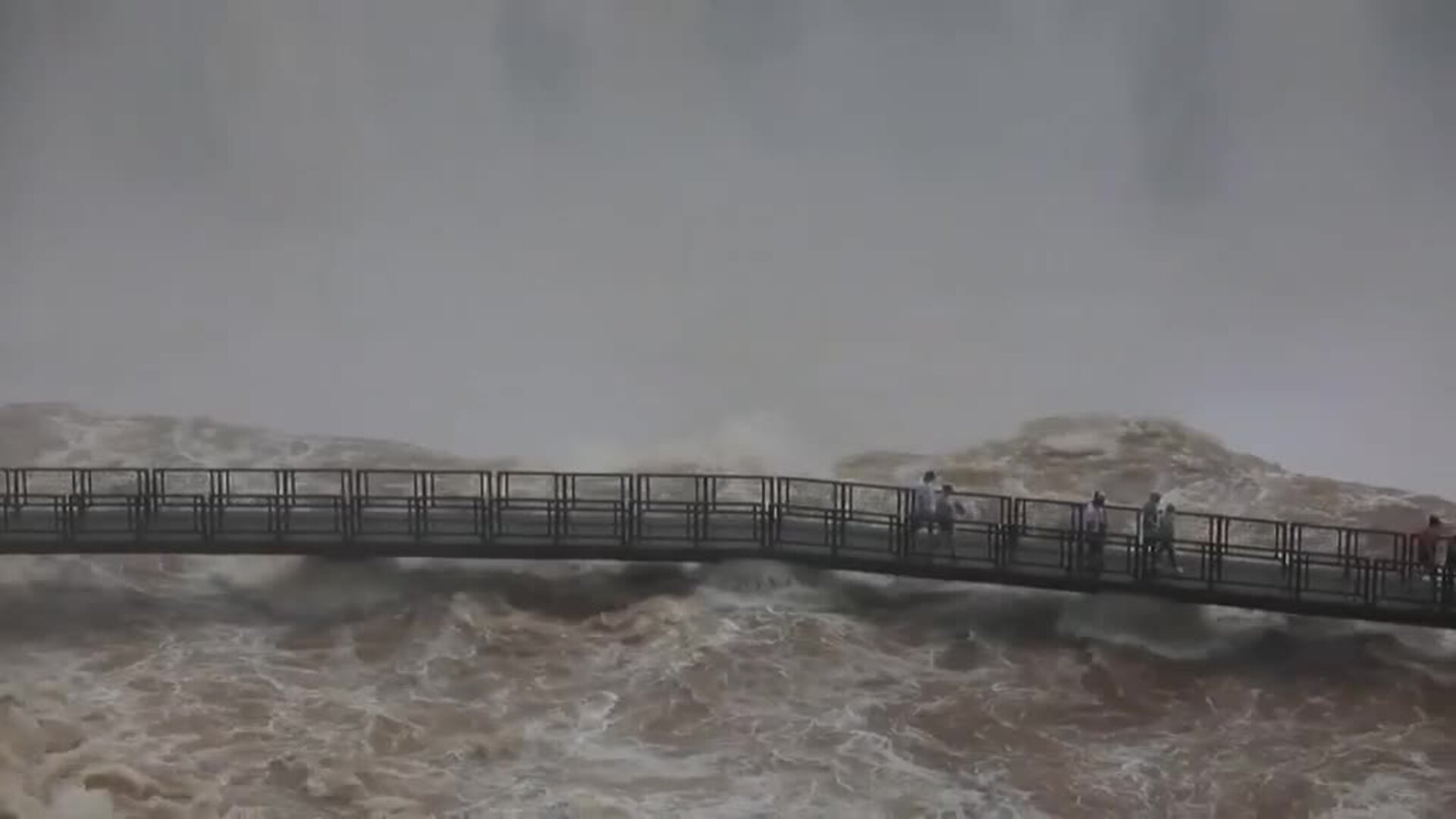Las cataratas de Iguazú se desbordan tras fuertes lluvias torrenciales