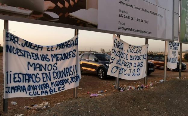Aparecen pancartas contra los dirigentes del Málaga a las puertas de los juzgados