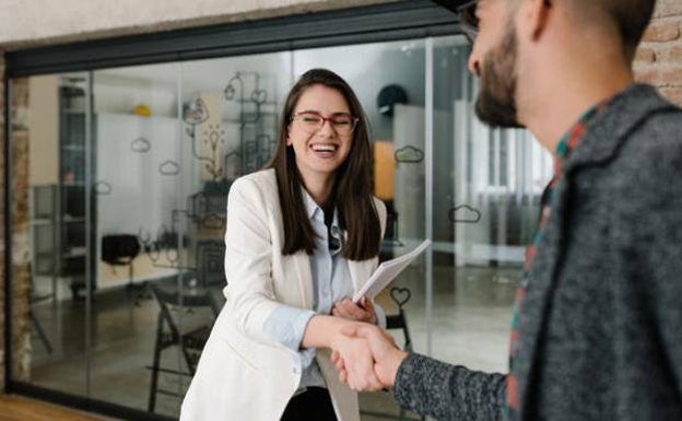 Aviso del SEPE: Casos en los que se pueden hacer prácticas en empresa y seguir cobrando el paro