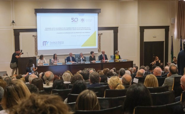 Medicina reconoce la labor de profesores, personal y alumnos en su 50º aniversario