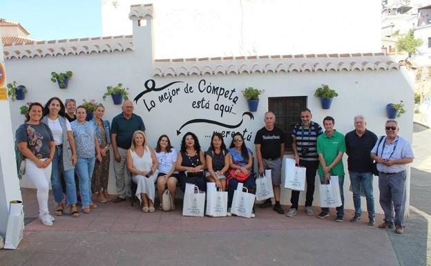 Una docena de agentes de viajes y prensa especializada conocen la riqueza gastronómica y cultural de la Axarquía