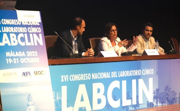 La consejera de Salud destaca el papel de la medicina de laboratorio en los diagnósticos