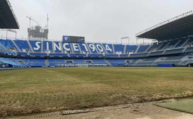 El césped de La Rosaleda se prepara para el invierno