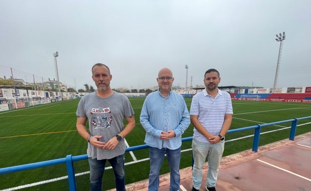 Renuevan el césped artificial del campo de fútbol de Torre del Mar