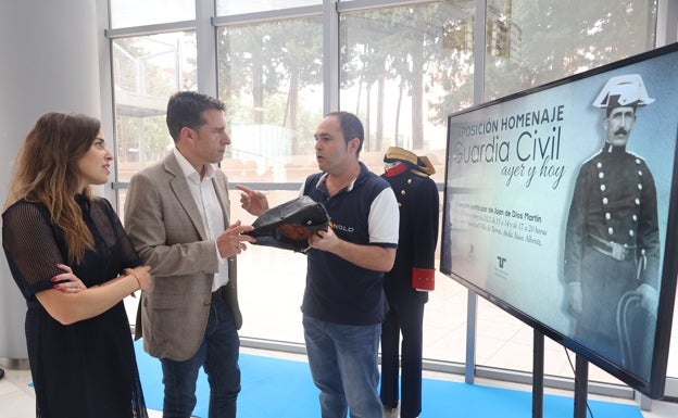 De los uniformes alfonsinos al tricornio: una exposición repasa en Torrox los 178 años de historia de la Guardia Civil