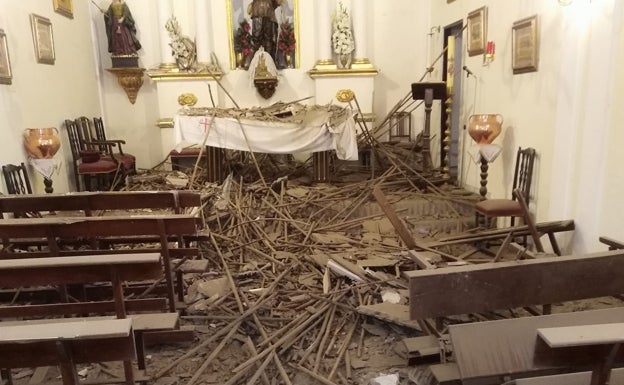 Se desprende parte del techo de la iglesia de El Trapiche de Vélez-Málaga