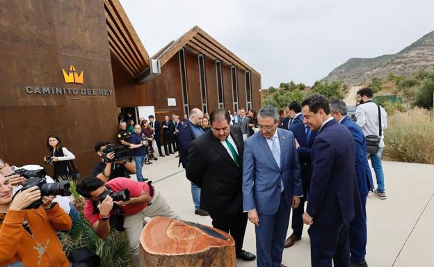 Juanma Moreno inaugura el Centro de recepción de visitantes del Caminito del Rey