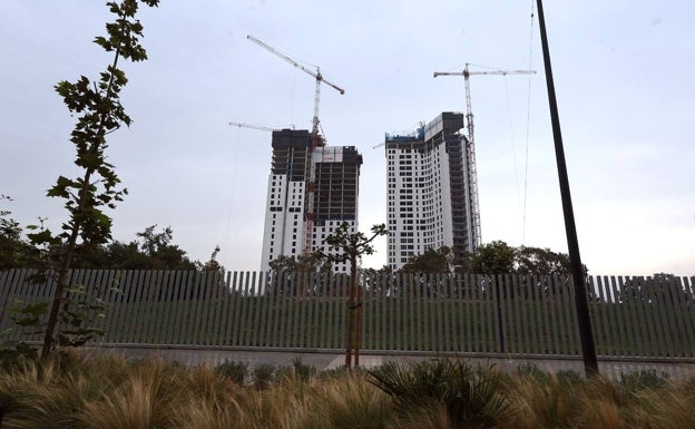 Las banderas marcan el final de la obra de una de las dos grandes torres de Málaga