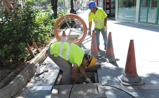 Una excavadora rompe un tendido de fibra óptica y deja sin internet a muchos vecinos y empresas de Málaga