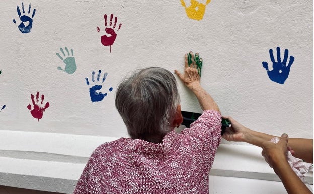 Vecinos de El Ejido llenan de color el interior de su edificio