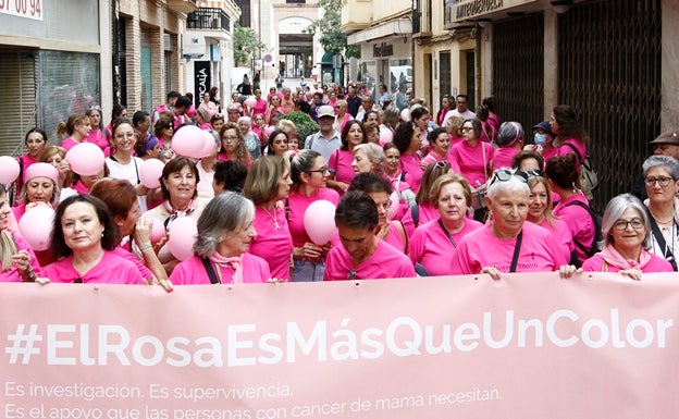 Una marea rosa recorre el centro de Antequera por el Cáncer de Mama