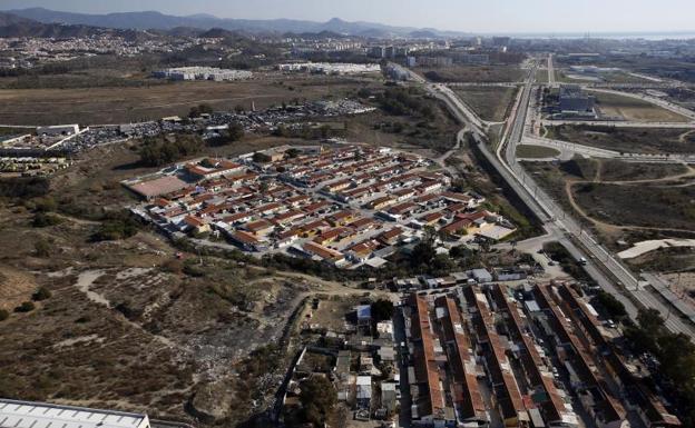 Cinco personas resultan heridas al caer un coche por un terraplén en la carretera de Los Asperones