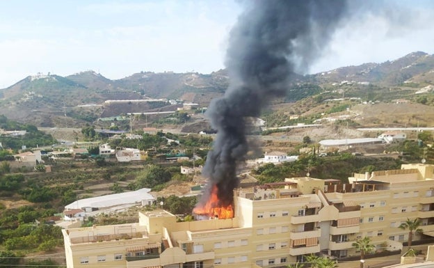 Aparatoso incendio en un ático de Torrox durante una barbacoa