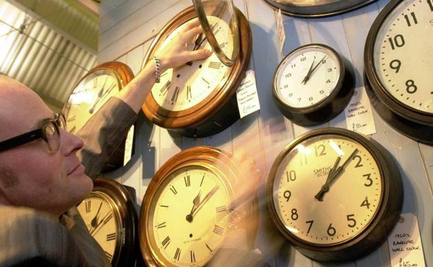 A las tres serán las dos en (casi) toda España: ¿cómo cambia de hora Canarias?