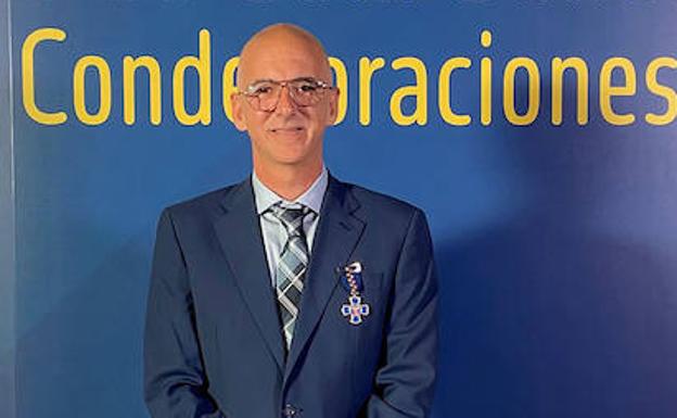 El médico malagueño Luis Ayala recibe la Medalla de Oro de la Cruz Azul de Emergencias