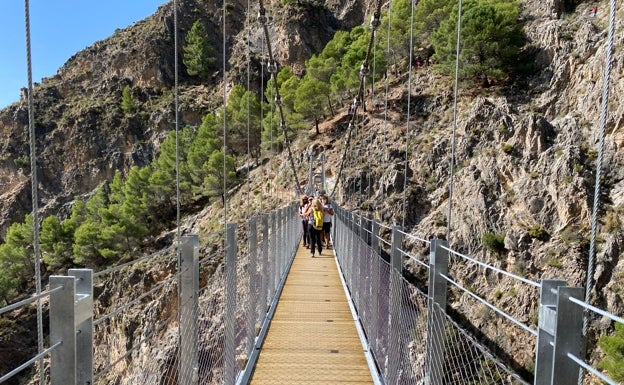 La ruta del puente colgante de El Saltillo cumple dos años como revulsivo turístico de la Axarquía