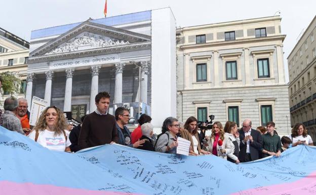 Los socios del PSOE firman que no haya más prórrogas a la ley trans