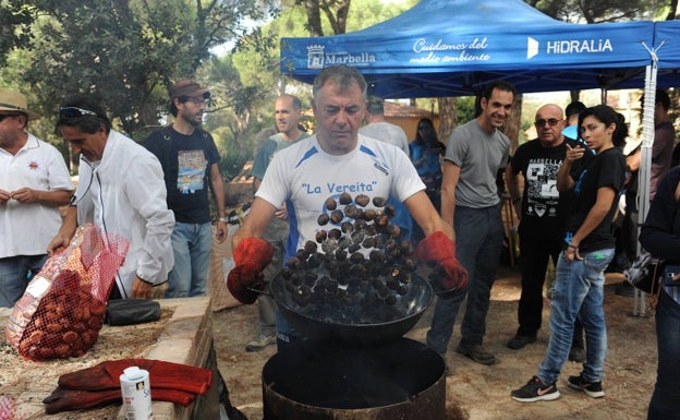 La magia de asar castañas en la celebración del Tostón en Marbella