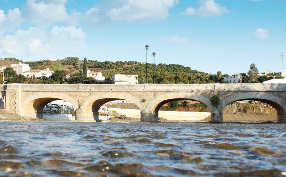 Benamargosa, un paseo desde 'Gibraltar El Chico' hasta la Ribera Tropical