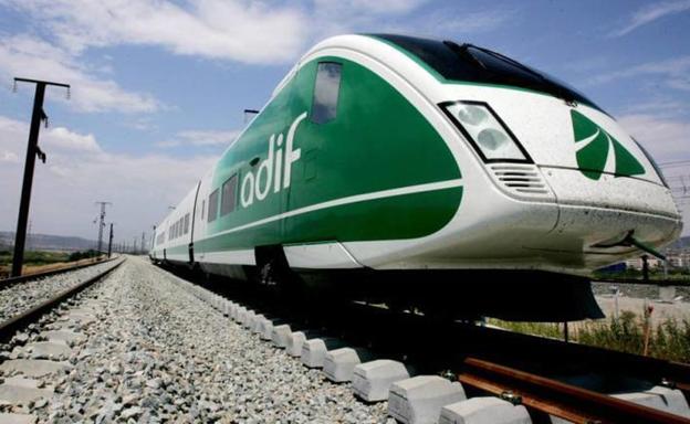 Adif instalará 17 plantas fotovoltaicas en estaciones y terrenos de Andalucía con una inversión de 2,4 millones de euros