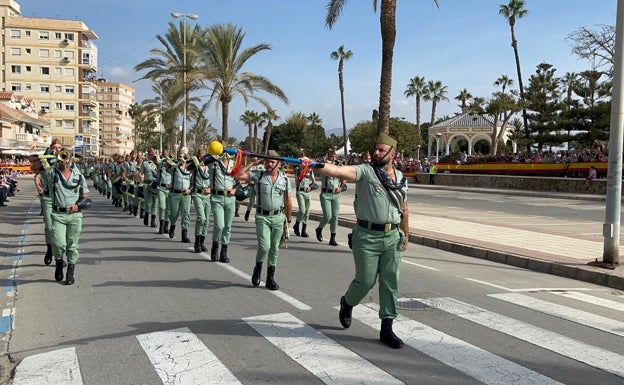 Honores a la bandera española en Torre del Mar