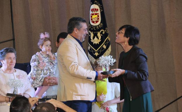 Pujerra entrega su Castaño del año 2022 a la directora de la Guardia Civil