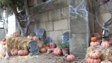 Diferentes ciudades celebran Halloween con actividades y decoración de terror