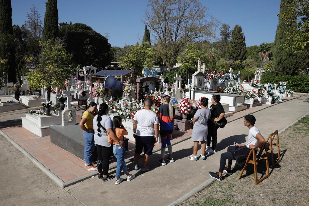 Peregrinación a los cementerios de Málaga en el Día de Todos los Santos