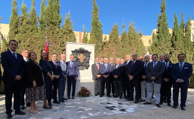 Un relieve de Juan Vega rinde homenaje a la Agrupación de Cofradías por su centenario en el cementerio de San Miguel