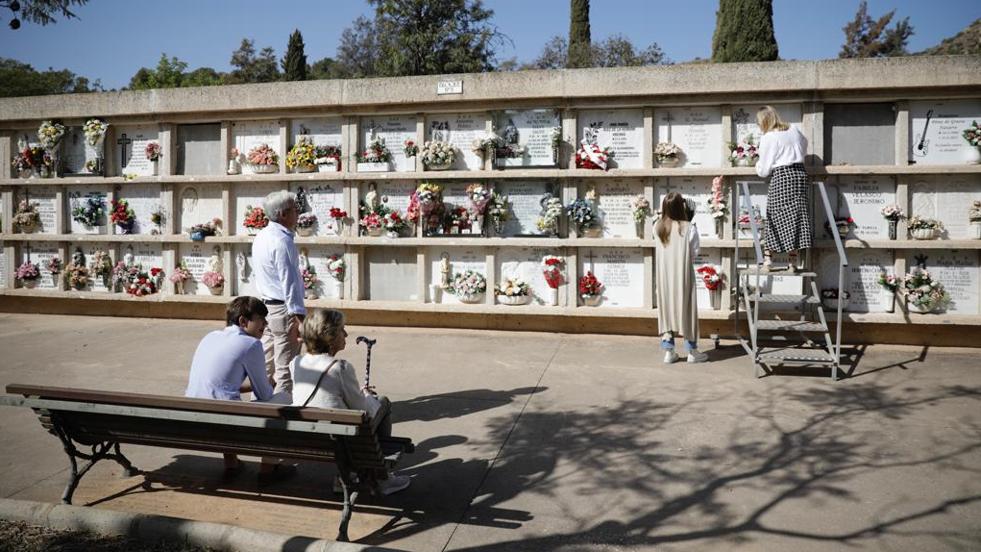Peregrinación a los cementerios de Málaga en el Día de Todos los Santos