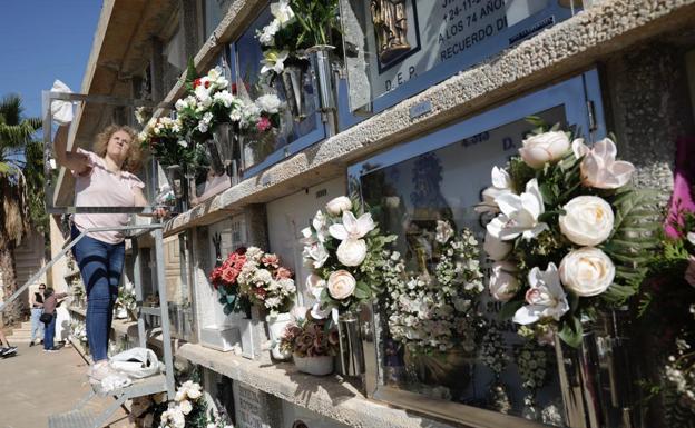 El ritual de la peregrinación al cementerio sigue más vivo que nunca