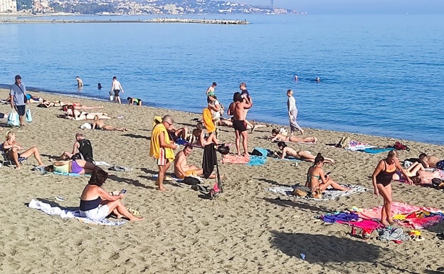 Día de playa en la Costa del Sol para estrenar noviembre y despedir un buen puente de Todos los Santos