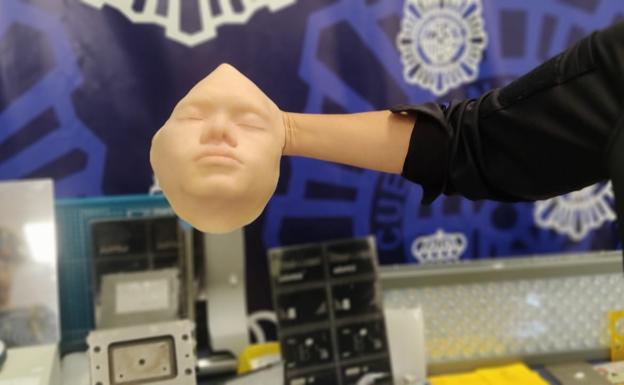 Detenido en Málaga un falsificador internacional que usaba una máscara para burlar controles fronterizos