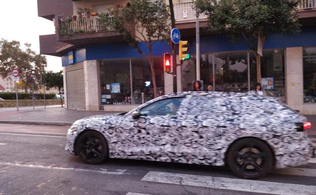 ¿Qué hace este misterioso coche circulando por las calles de Málaga?