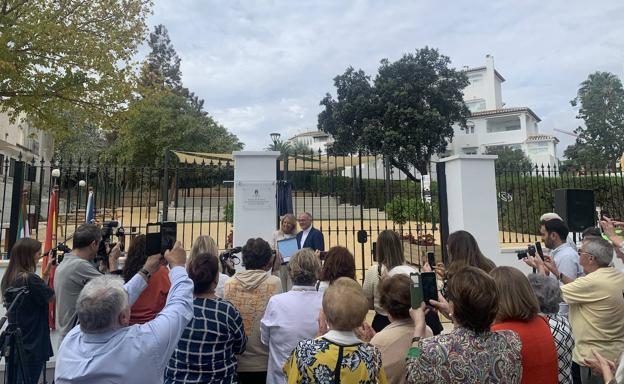 Marbella rinde homenaje al párroco Antonio Jesús Carrasco dándole su nombre a las nuevas pistas de petanca en Las Chapas
