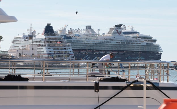 Málaga recibe este domingo a siete cruceros con la mayoría de los comercios cerrados