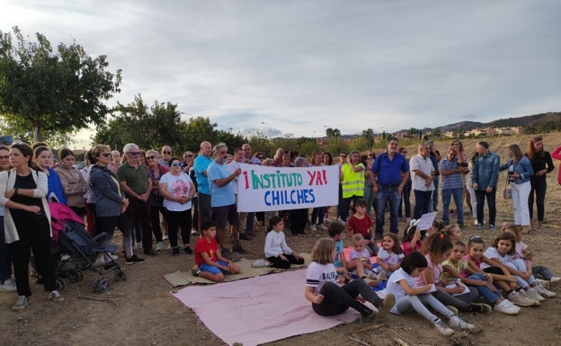 Un centenar de vecinos se movilizan para exigir agilidad en la construcción de un instituto en Chilches