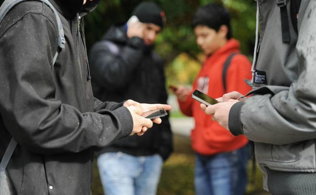 Extorsiones, robos y abusos sexuales en Instagram: así actuaba la banda de menores detenida en El Palo