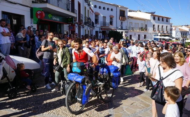 Ardales recibe a Roberto tras cinco años pedaleando: «Madre mía, no me esperaba esto»