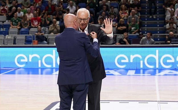 Diego Montañés recibe con emoción el escudo de oro del Unicaja