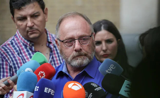 El padre de Marta del Castillo acusa a policía y juez de «taparse unos a otros» al cerrar la búsqueda del cadáver de su hija