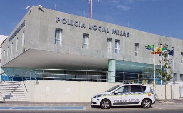 La Policía Local de Mijas desaloja una fiesta ilegal de 150 personas con menores y botellas de «gas de la risa»