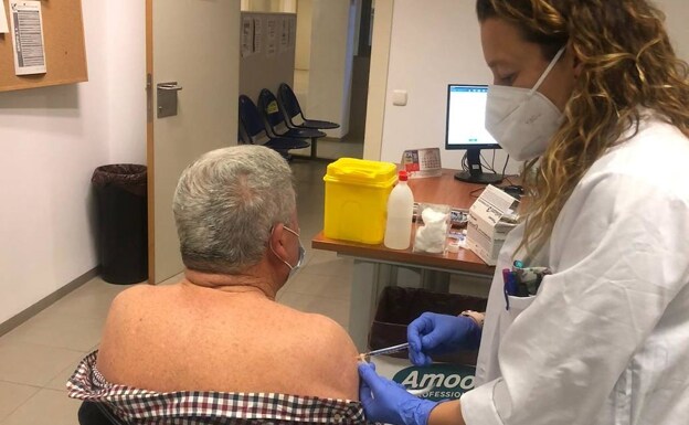 Los mayores de 65 años de Málaga se vacunan más de la gripe que de la cuarta dosis del Covid