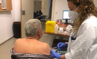 Los mayores de 65 años de Málaga se vacunan más de la gripe que de la cuarta dosis del Covid