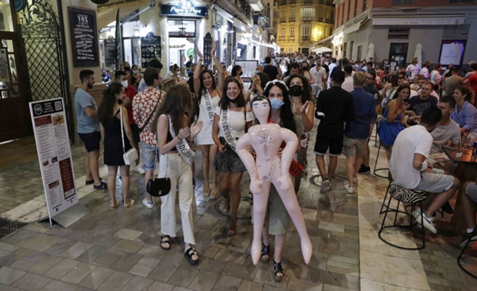 Málaga regulará las despedidas de soltero: nada de ir en ropa interior, con muñecos o complementos con forma de genitales