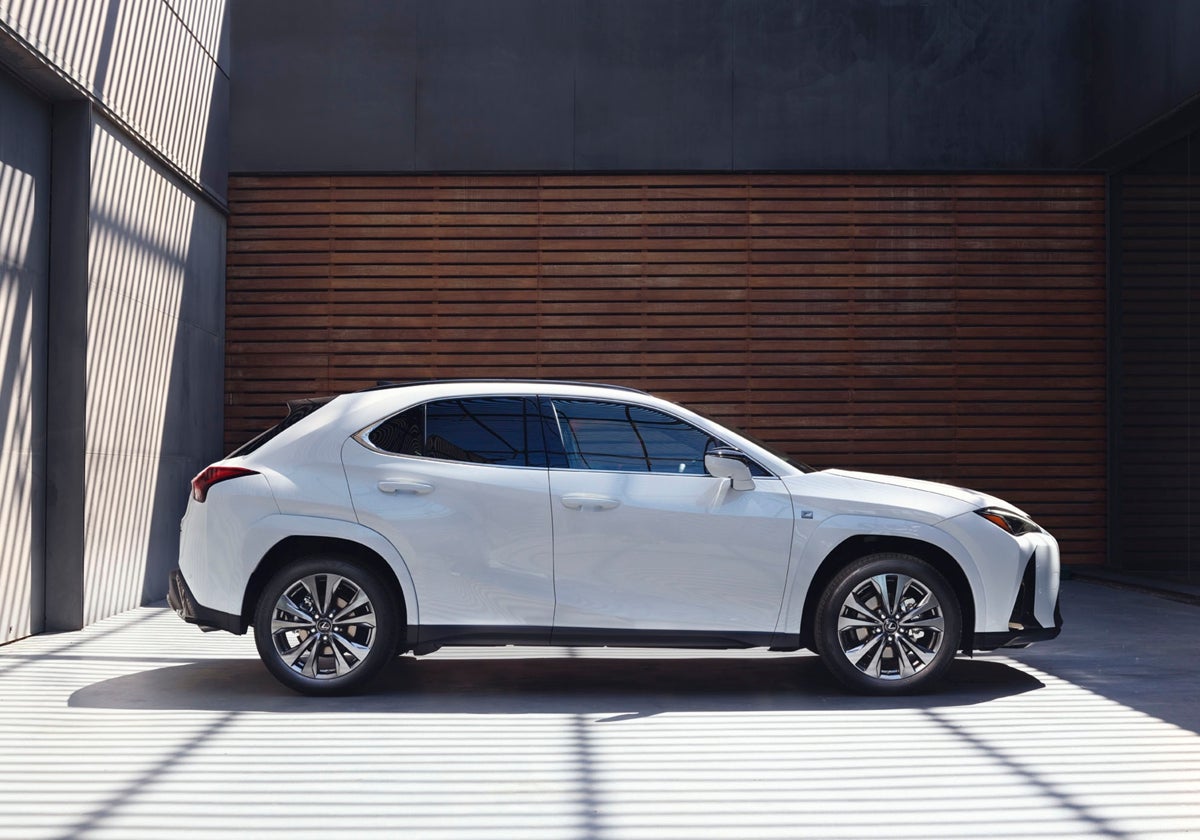 El Lexus UX acentúa aún más su carácter urbano con la versión 250h