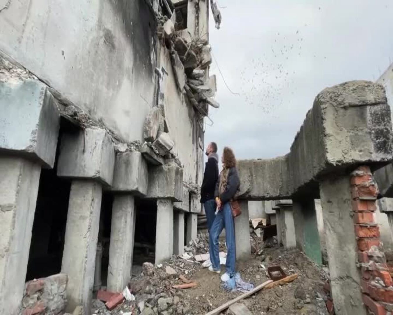 Banksy sorprende con una gimnasta en un edificio bombardeado en Ucrania