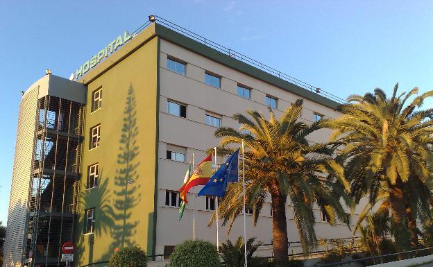 Rescatan a un hombre herido al caerle encima un árbol en Vélez-Málaga