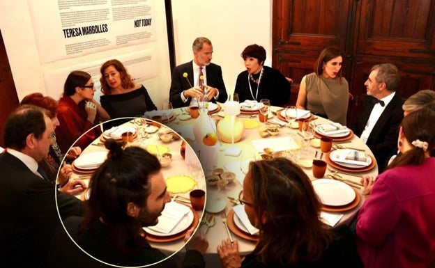 Un representante de la Casa Invisible comparte mesa con el Rey en un congreso de arte en Palma