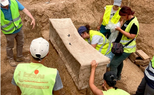 La necrópolis romana que yace bajo el Puerto Seco de Antequera